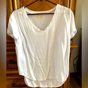 Cloth and Stone V-neck linen like top